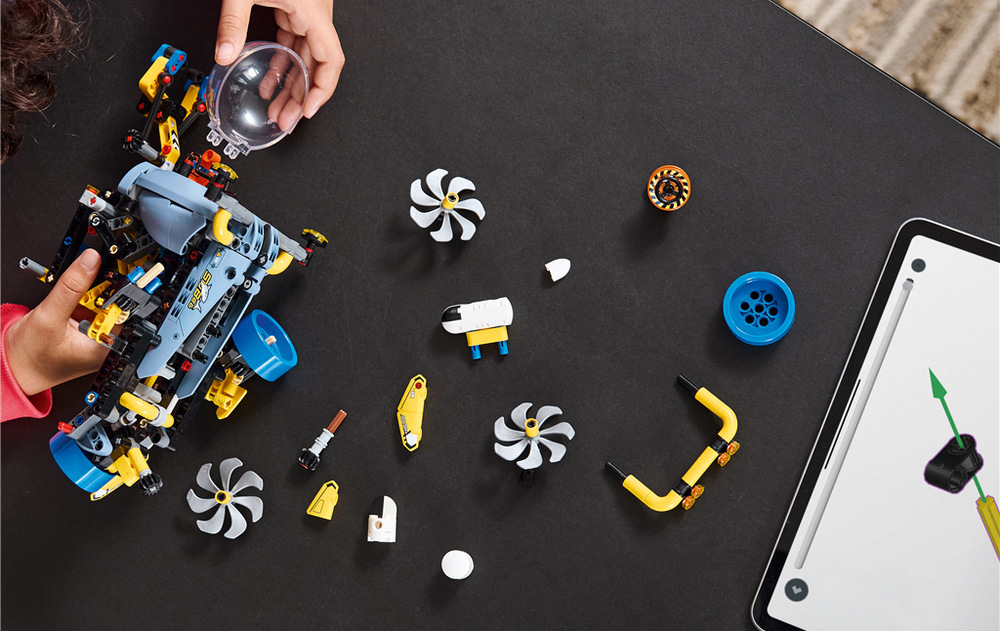 Stavebnica LEGO® Technic 42201 Hlbokomorská výskumná ponorka Tri otočné vrtule, otvárací kokpit a výsuvné rameno umožňujú deťom spoznávať fungovanie jednotlivých mechanizmov.