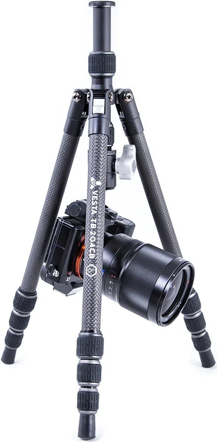 Statív Vanguard Vesta TB 204CB čierny Fotoaparát uchytený v nízkej polohe na reverzibilnom stredovom stĺpiku statívu Vesta TB 204CB