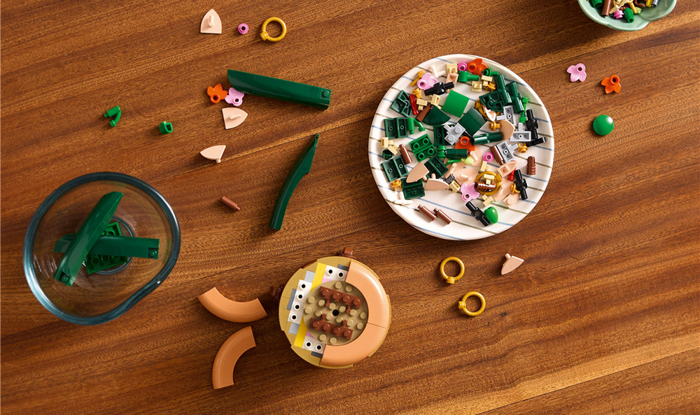 Stavebnica LEGO® Botanicals 10343 Miniaturní orchidej Terakotový kvetináč s podstavcom s efektom dreva dodáva 25cm modelu prirodzený a dekoratívny vzhľad.