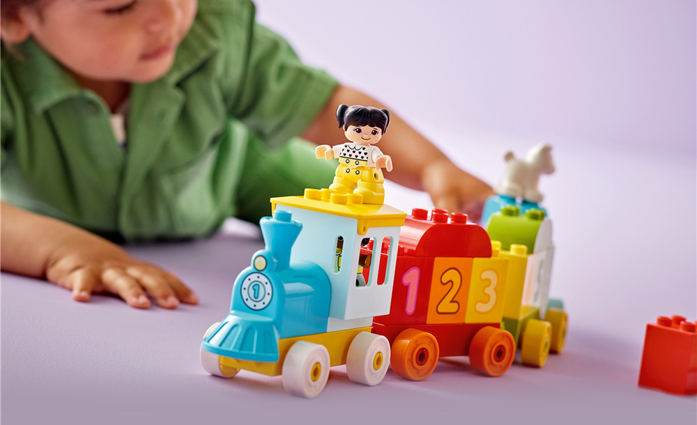 Stavebnica LEGO® DUPLO® 10954 Vláček s čísly – Učíme se počítat Veľké kocky LEGO DUPLO uľahčujú najmenším staviteľom uchopovanie, spájanie a rozpájanie pri hre.