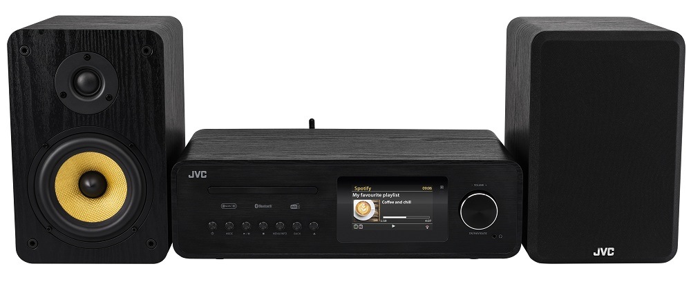 Čelný pohľad na minisystém JVC MX-E455: farebný displej so zobrazením Spotify, ovládacie prvky, CD slot a jeden reproduktor s výraznou žltou membránou