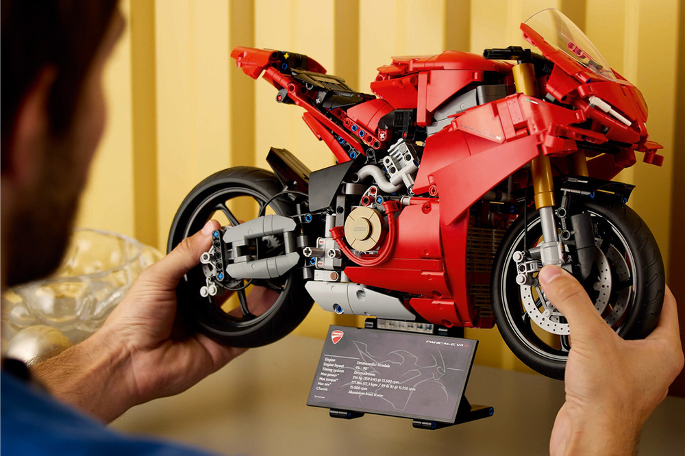 Stavebnica LEGO® Technic 42202 Motorka Ducati Panigale V4 S Hotový model s podstavcom zaujme na poličke a vďaka aplikácii LEGO Builder sa ľahko stavia.