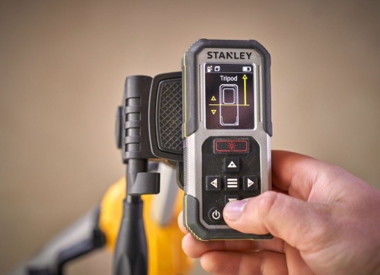 Laserový diaľkomer Stanley FatMax FMHT77050-XJ Laserový diaľkomer Stanley v ruke s aktívnym režimom merania zo statívu.