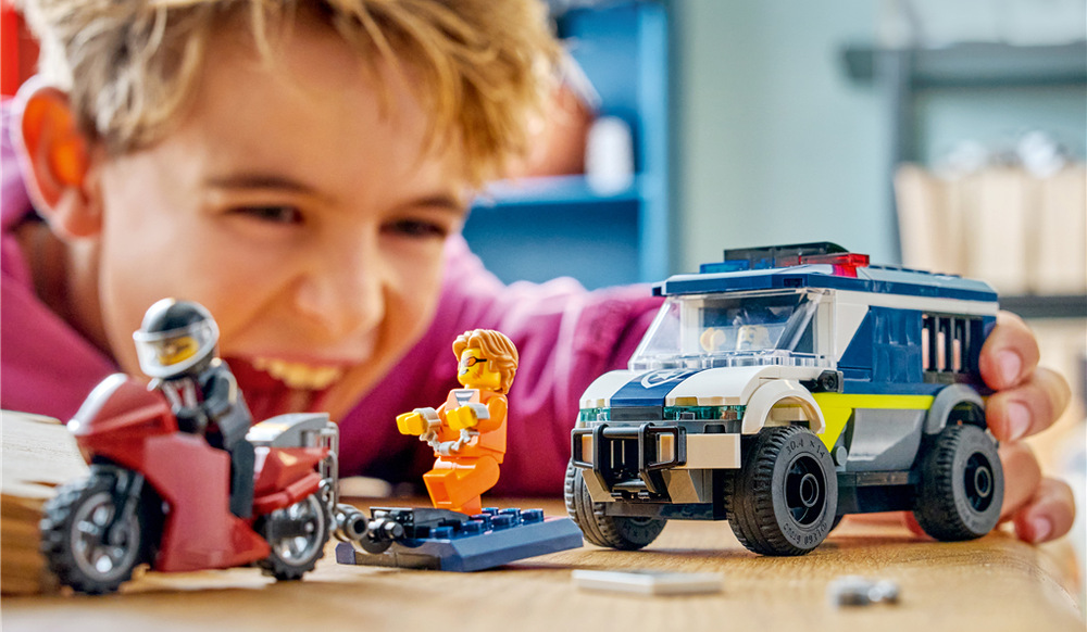 Stavebnica LEGO® City 60479 Policejní dodávka pro převoz vězňů Dodávku je možné kombinovať s ďalšími modelmi LEGO City a vytvárať stále nové policajné zásahy, naháňačky aj záchrany.