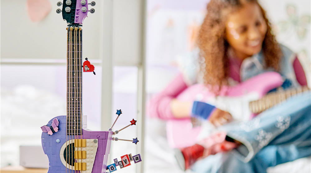 Stavebnica LEGO® Editions 43031 Dvojitá gitara Olivie Rodrigo Gitara prepája akustický a elektrický štýl a zdobí ju symboly spojené s tvorbou Olivie Rodrigo.