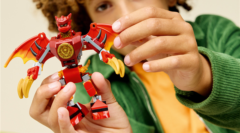 Stavebnica LEGO® NINJAGO® 71851 Kaiov bojový balíček s dračím oblekom Kai a Sora spoja sily proti zemskému monštru, pričom tri minifigúrky ponúkajú rôzne bojové scenáre.
