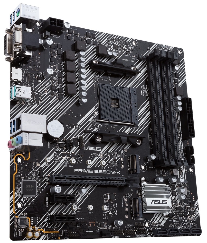 Základná doska Asus PRIME B550M-K Pohľad zhora na dosku s portami a slotmi pre pripojenie komponentov. Približne pri strede slot pre CPU. čiastočne vidíme z boku porty pre externé zariadenia.