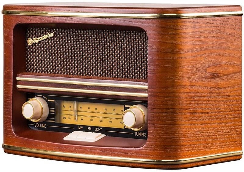 Retro rádioprijímač Roadstar HRA-1500/N v elegantnom hnedom drevenom prevedení.