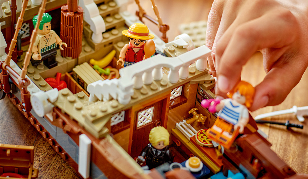 Stavebnica LEGO® ONE PIECE 75639 Pirátská loď Plovoucí Merry Päť minifigúrok Luffyho, Zora, Nami, Usoppa a Sanjiho umožní deťom rozdeliť roly celej posádke.