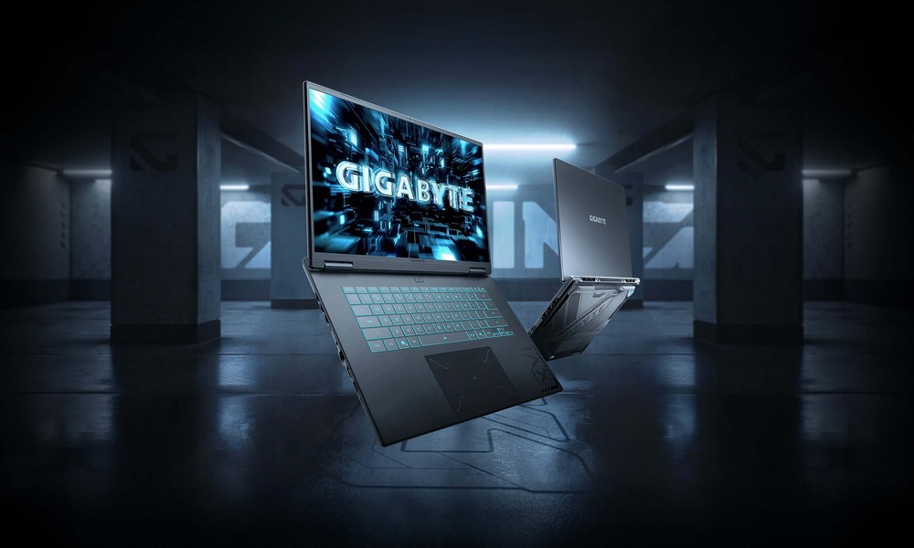Notebook GIGABYTE GAMING A16 PRO DYHG5CZCC4SH čierny Vo vzduchu plávajúci notebook s logom Gigabyte na obrazovke, umiestnený v tlmene osvetlenej parkovacej garáži. Scéna vyžaruje futuristickú atmosféru zameranú na technológie.