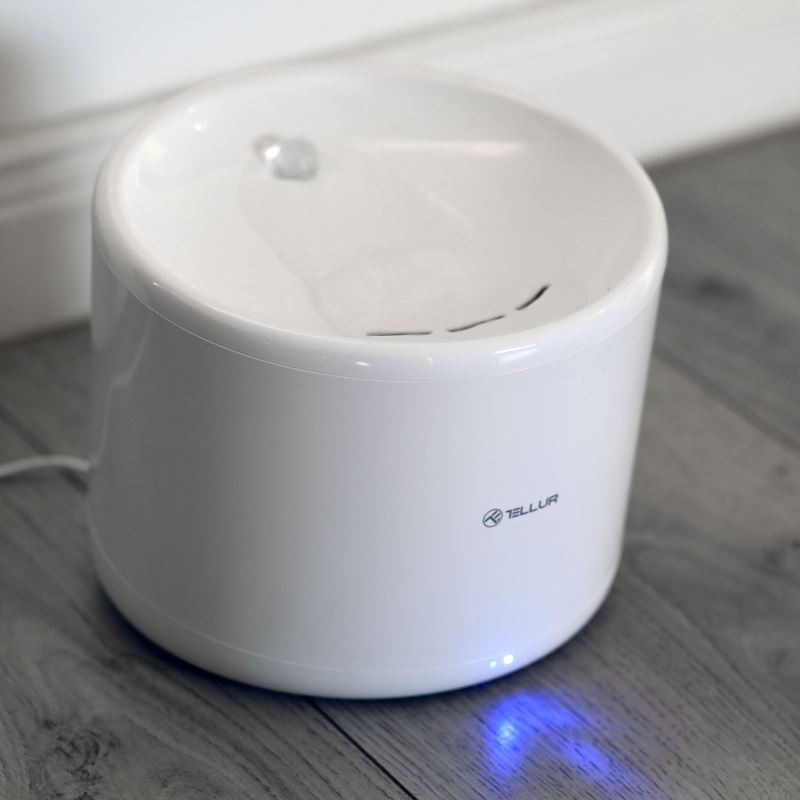 Inteligentná fontána Tellur TLL331471 Wi-Fi 2l biela Chytrá fontánka Tellur TLL331471 v detailnom pohľade na zemi