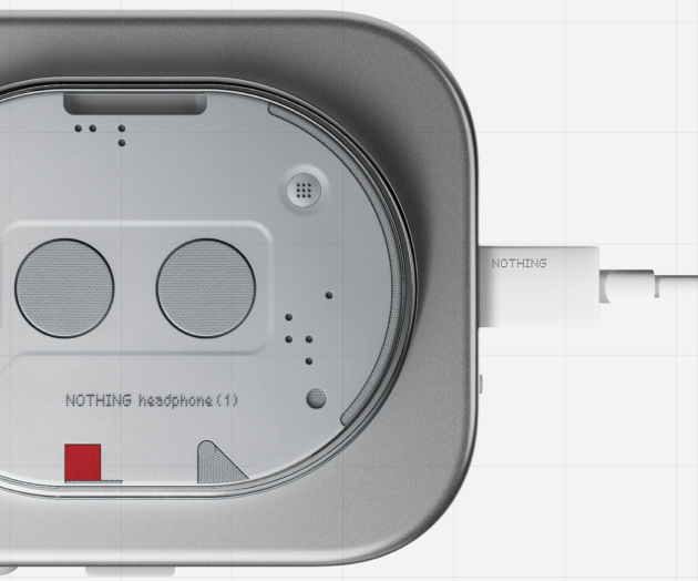Detail náušníka slúchadiel Nothing Headphone (1) s pripojeným USB-C káblom