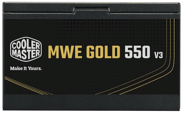 Zdroj Cooler Master MWE Gold V3 550W, 80+ Gold, ATX 3.1 čierny Na obrázku je bočná strana napájacieho zdroja Cooler Master s čiernym štítkom. Vľavo je logo Cooler Master, vedľa veľký nápis MWE Gold 550 V3 v zlatej a bielej farbe a jemnej zlatej linky.