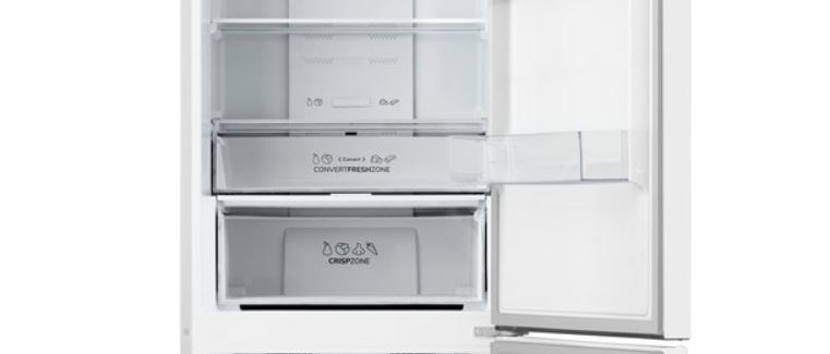 detail na prázdnu zásuvku chladničky Gorenje NRK620EAW4, ktorá je určená na ovocie a zeleninu. Je na nej napis CrispZone.