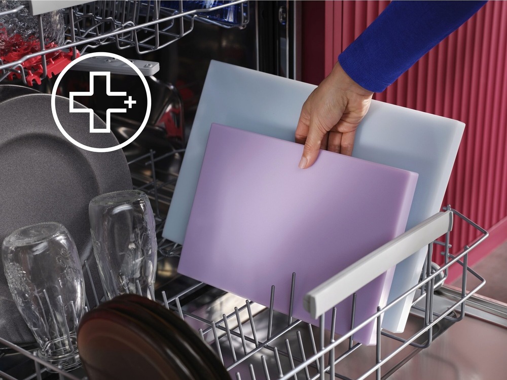 Umývačka riadu AEG série 6000 GF6101C2SNM nerez Spodný kôš umývačky AEG s taniermi a doskami. Vľavo hore je symbol pre funkciu ExtraHygiene.