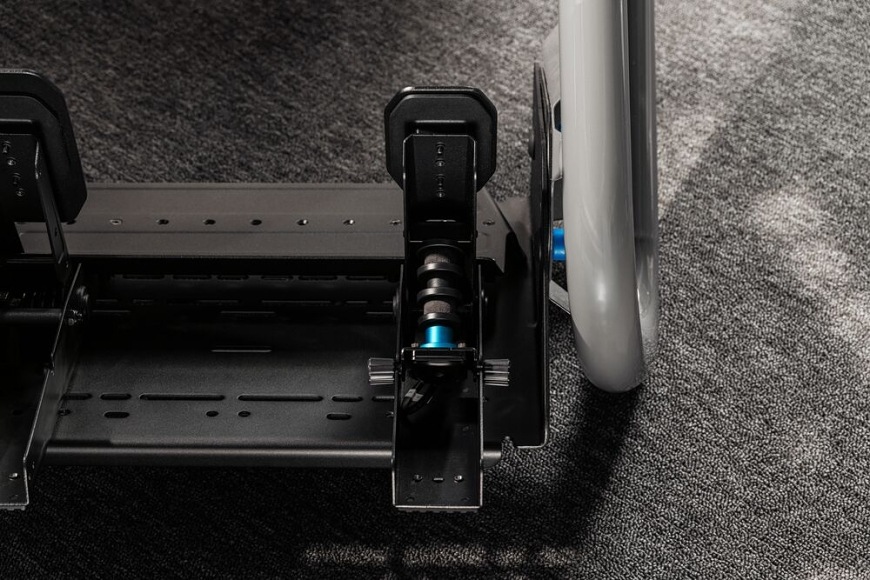 Pedále Logitech G RS Pedals čierne Brzda so snímačom zaťaženia zaisťuje konzistentné dávkovanie brzdnej sily a presnejšiu kontrolu vozidla pri nájazde do zákrut
