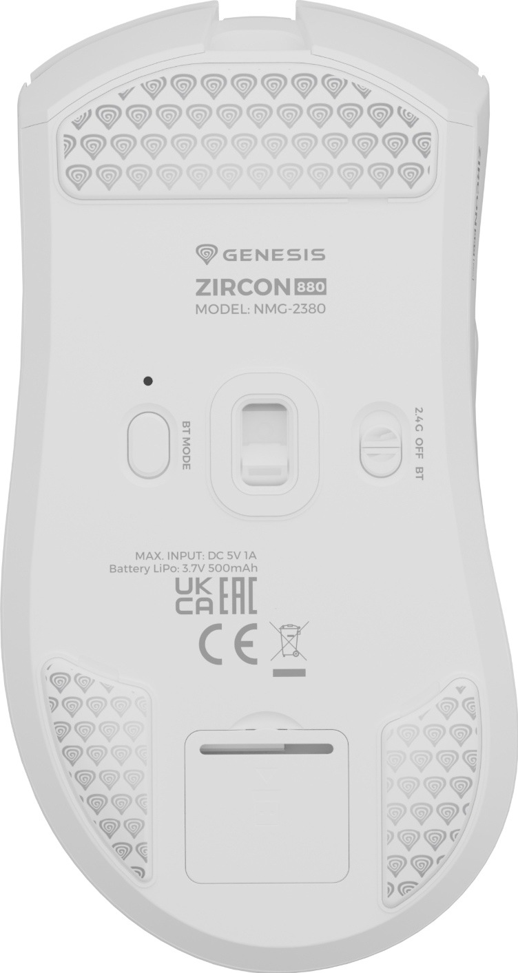 Spodná strana bielej myši Genesis Zircon 880 s optickým senzorom uprostred, tlačidlom režimu Bluetooth a prepínačom 2,4 GHz, vypnutie a Bluetooth. Po okrajoch sú sklenené klzáky a dole kryt úložného priestoru pre USB prijímač.