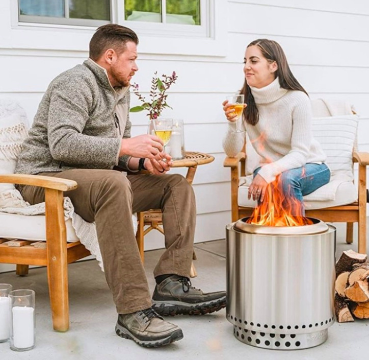 Ohnisko Solo Stove Ranger + stand 2.0 Dvaja ľudia sedia na terase pri ohnisku Solo Stove Ranger + stand 2.0″ width=