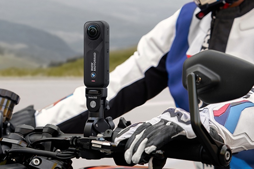 Outdoorová kamera Insta360 X5 BMW limitovaná edice čierna Outdoorová kamera Insta360 X5 pripevnená na riadidlách motorky