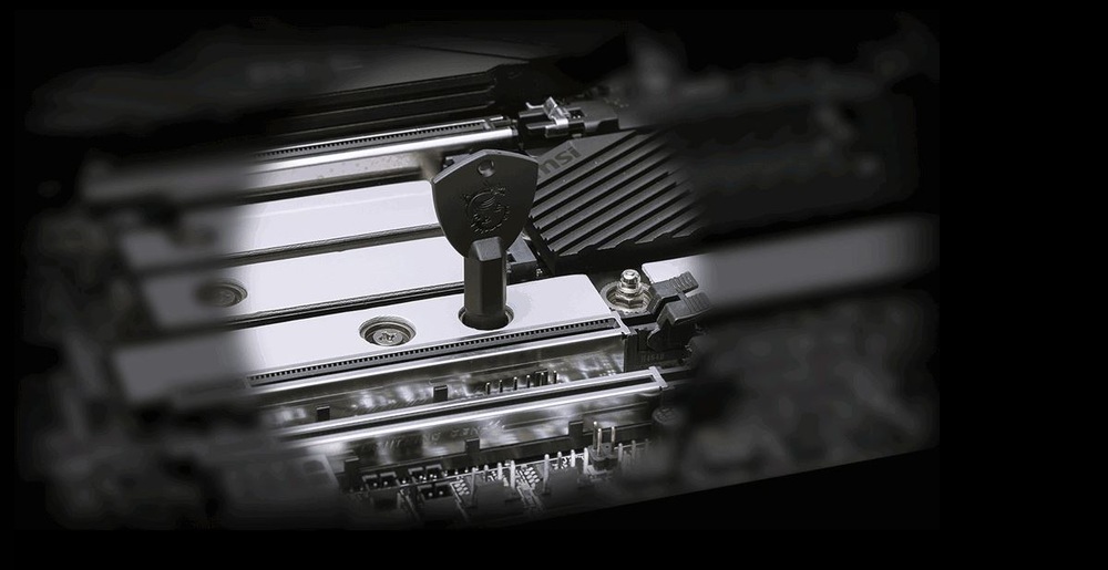 Základná doska MSI B860 GAMING PLUS WIFI Detail základnej dosky počítača ukazuje skrutkovač otáčajúci skrutkou, so zameraním na zložité strieborné a čierne súčiastky.
