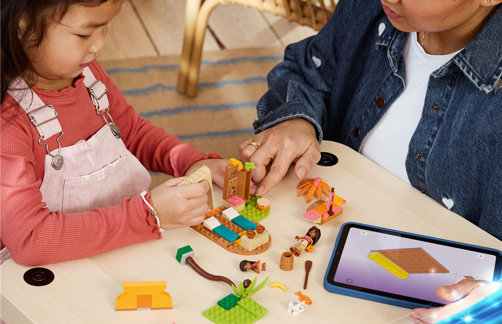 Stavebnica LEGO® │ Disney 43282 Vidiecky dom a čln Vaiana, Simea a prasiatko Pua umožňujú deťom vymýšľať vlastné ostrovné príbehy a vydávať sa s hrdinami na plavby.