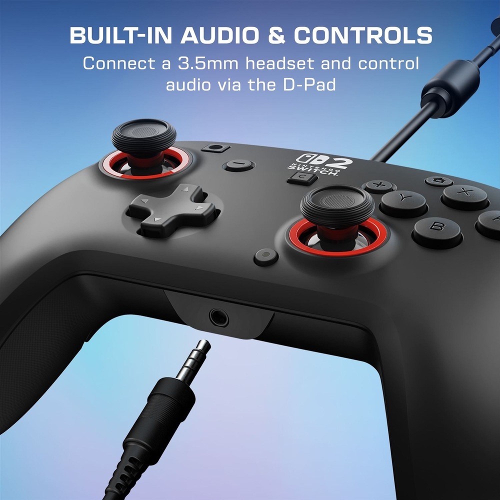 Gamepad Turtle Beach Rematch Wired, NS2 čierny Na obrázku je detail čierneho gamepadu Turtle Beach Rematch Wired s analógovými páčkami lemovanými červenými krúžkami, smerovým krížom a hlavnými tlačidlami. V spodnej časti gamepadu je 3,5 mm konektor na pripojenie slúchadiel, ku ktorému smeruje zobrazený audio kábel. Text nad produktom upozorňuje na možnosť ovládať zvuk pomocou smerového kríža.