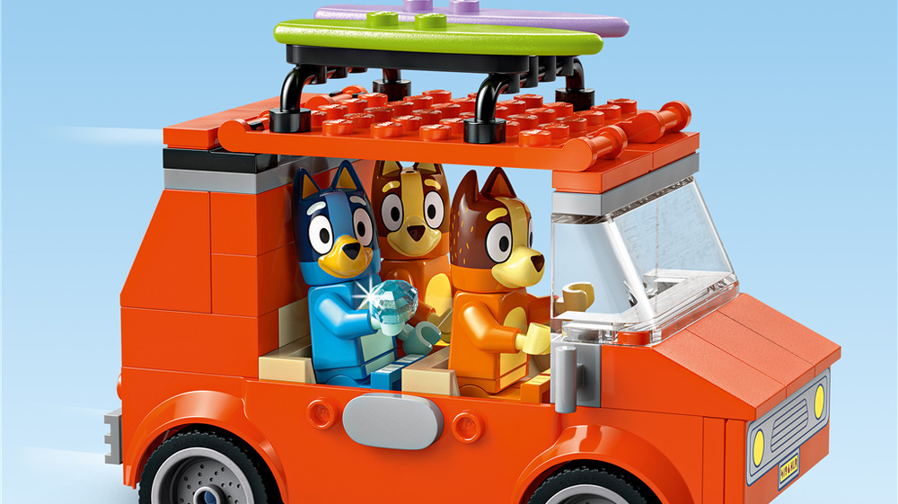 Stavebnica LEGO® Bluey 11202 Bluey a rodinný výlet autom na pláž Samostatné modely, začiatočnícke kocky a obrázkový návod uľahčujú deťom od štyroch rokov prvé staviteľské pokusy.