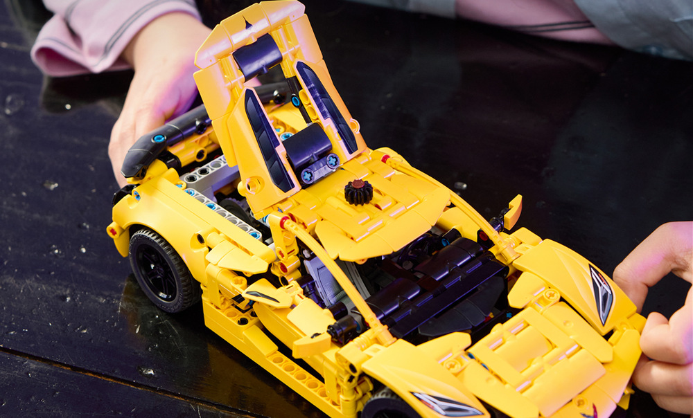 Stavebnica LEGO® Technic 42205 Chevrolet Corvette Stingray Športové tvary a výrazné farby robia z modelu LEGO Technic nápadnú dekoráciu vhodnú na policu či stôl.