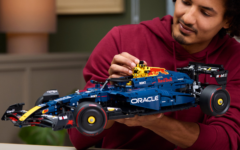 RB20 meria cez 63 cm na dĺžku a vďaka výraznému spracovaniu sa stane pôsobivým výstavným modelom Formule 1.