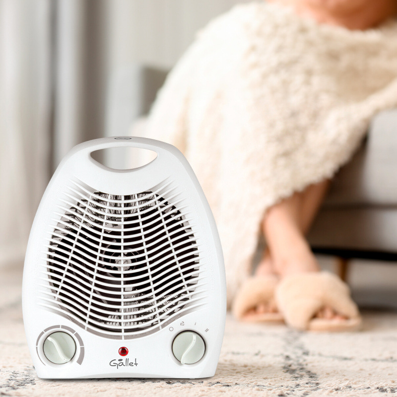 Teplovzdušný ventilátor Gallet 500 H postavený na koberci v obývačke