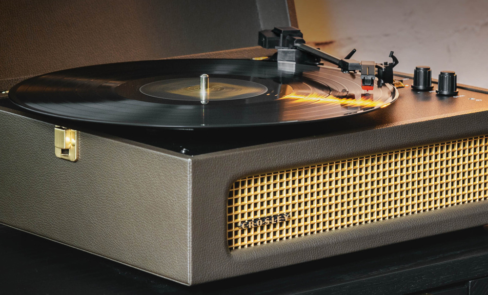 Gramofón Crosley Voyager BT hnedý Trojrýchlostné prehrávanie 33, 45 a 78 rpm zaisťuje kompatibilitu s rôznymi typmi vinylových dosiek.