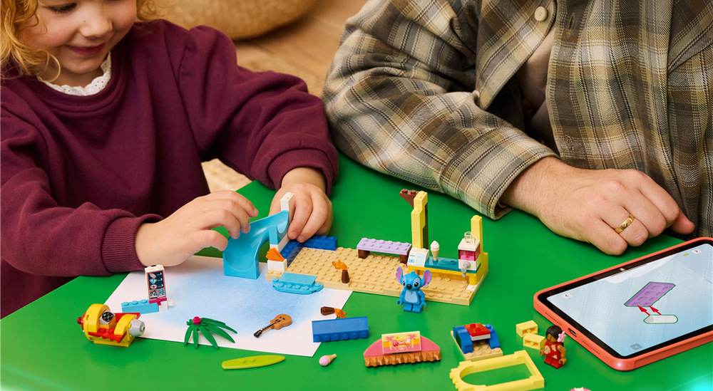 Stavebnica LEGO® │ Disney 43280 Lilo a Stitch a zábava na pláži Plážové letovisko ponúka surfovanie, ľadovú triešť, hudobnú show aj šmykľavku pre pestré hranie.