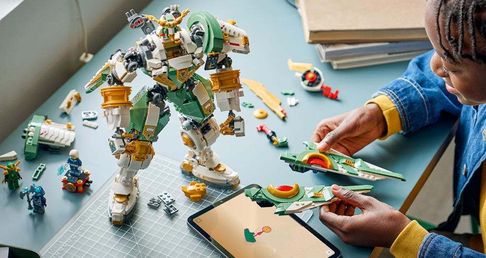 Stavebnica LEGO® NINJAGO® 71860 Lloydov titanský robot: 15 rokov NINJAGO Štít premeníte na krídla a vďaka pohyblivým častiam upravíte robotov postoj
