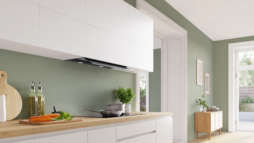 Moderná biela kuchyňa s integrovaným odsávačom pár Bosch DBB87DP60