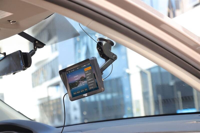 Displej do auta Technaxx Car Play & Android Auto Displej 7" DAB+ čierny Displej Technaxx TX-361 upevnený prísavkou na čelnom skle auta vedľa palubnej kamery