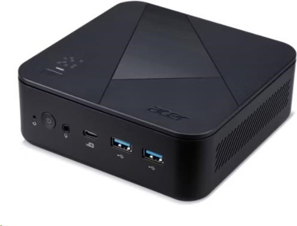 Na obrázku je mini počítač Acer Revo Box RB102-BARR R5 v čiernom prevedení z predného šikmého pohľadu. Má nízke kompaktné telo so zaoblenými rohmi, geometrický vzor na hornej strane a logo Acer. Na prednej strane sú vidieť tlačidlo napájania, audio konektor, USB-C a dva USB-A porty. Pravý bok má vetraciu mriežku na chladenie.