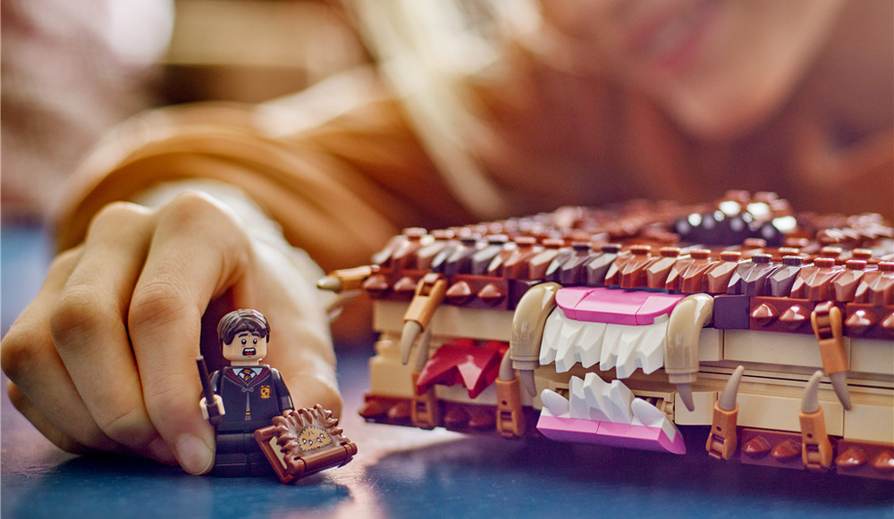 Stavebnica LEGO® Harry Potter™ 76449 Hryzající kniha Obludné obludárium Skrytý naťahovací mechanizmus rozpohybuje knihu po rovnej ploche a pri jazde hýbe jej papuľou.