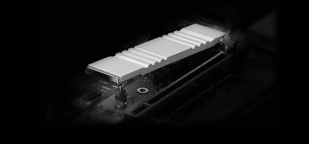 Základná doska MSI PRO B860M-A WIFI Elegantný strieborný chladič na základnej doske počítača na tmavom pozadí.
