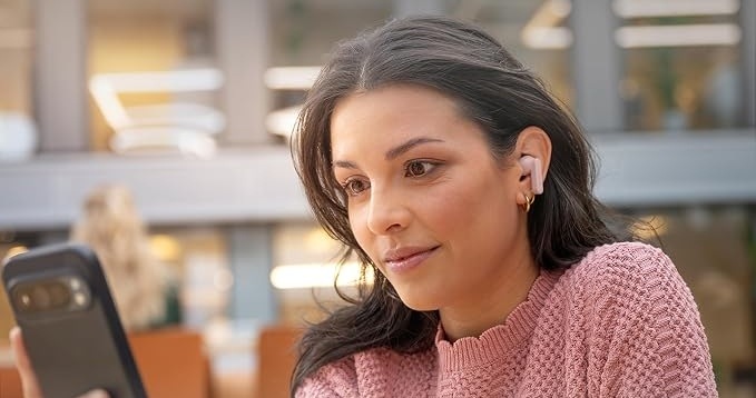 Slúchadlá Philips TAT2100LB/00 svetlo modrá Žena sledujúca obrazovku telefónu má v ušiach slúchadlá Philips so vstavanými mikrofónmi