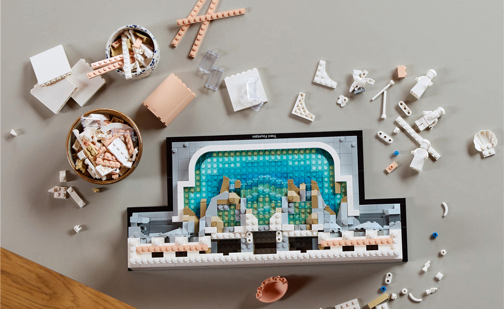 Stavebnica LEGO® Architecture 21062 Fontána di Trevi Priložená brožúrka približuje históriu Fontány di Trevi a aplikácia LEGO Builder umožňuje model prezerať v 3D