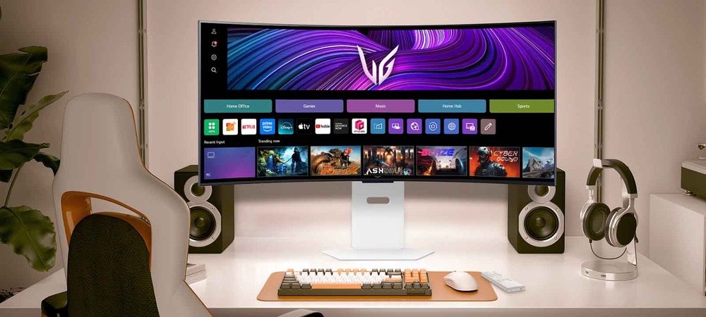 Moderná herná zostava s veľkým zakriveným monitorom zobrazujúcim živé aplikácie a hry. Elegantná odkladacia plocha pre klávesnicu a myš je umiestnená na stole. Reproduktory a slúchadlá dotvárajú pohlcujúcu atmosféru.