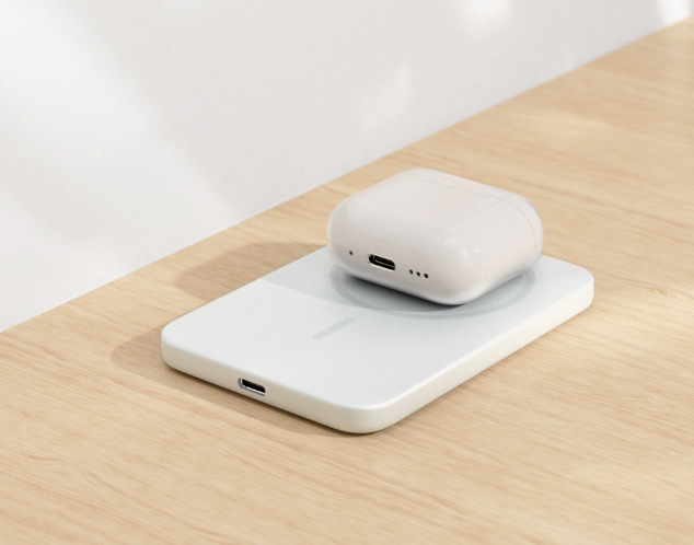 Powerbank Epico UltraPack Qi2 25W Slim 5000mAh hliníková Mag+ EM55 strieborná Bezdrôtové nabíjanie slúchadiel na striebornej powerbanke Epico UltraPack Qi2 EM55