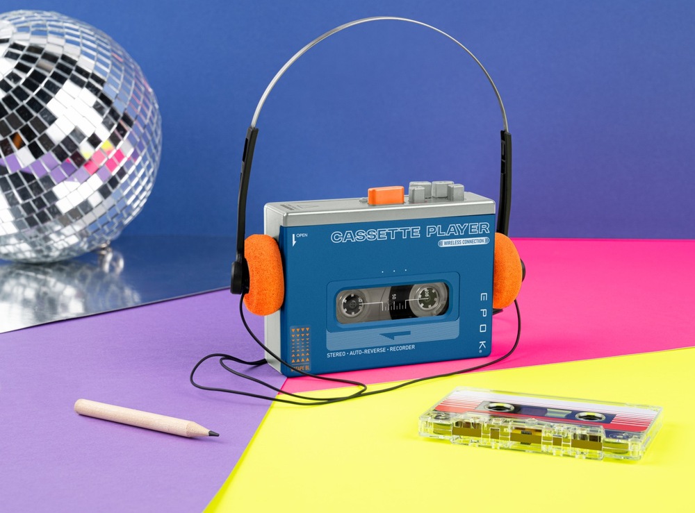 Walkman Bigben BTTAPEBL biely/modrý Walkman Bigben - súčasťou výbavy je ikonická drevená ceruzka
