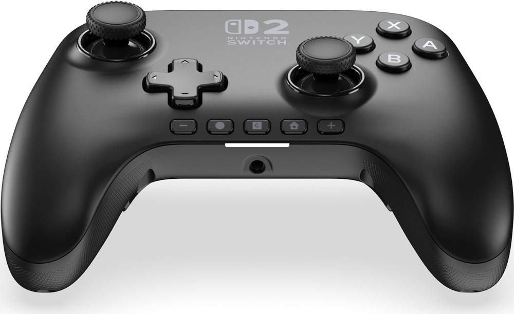 Gamepad PowerA Advantage - Nintendo Switch 2 čierny Na obrázku je čierny drôtový gamepad PowerA Advantage pre Nintendo Switch 2 z nízkeho predného uhla. Vidieť sú dva analógové joysticky s vrúbkovaným povrchom, smerový kríž, tlačidlá A, B, X a Y aj spodný rad funkčných tlačidiel. Uprostred je logo Nintendo Switch 2 a na spodnej hrane 3,5 mm konektor pre headset. Rukoväte majú textúrovaný povrch pre pevnejšie držanie pri hraní.