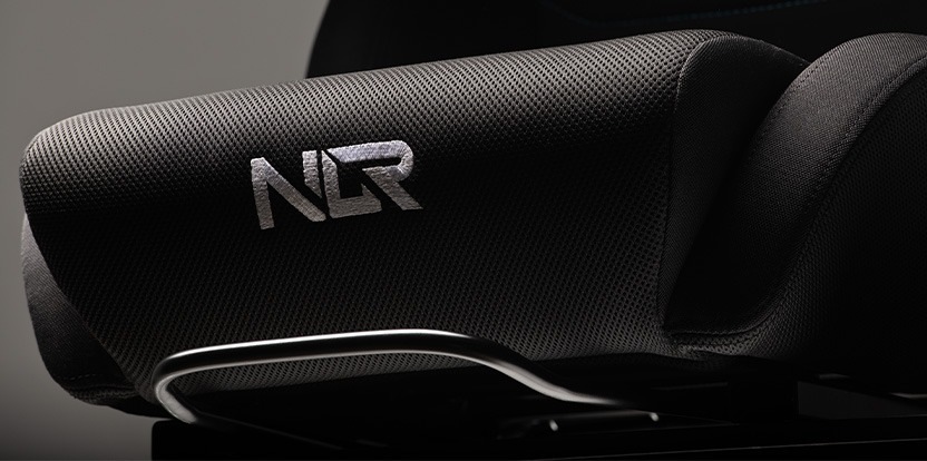 Prídavné sedadlo Next Level Racing ERS3 HYPERCOOL Ventilated čierne Detailný záber na čiernu opierku rúk herného sedadla s textúrovanou látkou a strieborným logom „NLR“. Kovový rám dodáva sedadlu elegantný a moderný vzhľad.