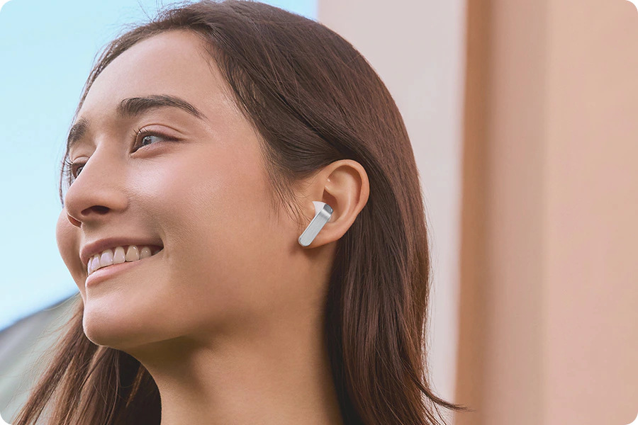 Slúchadlá Samsung Galaxy Buds4 čierna Portrét ženy z profilu so slúchadlom Galaxy Buds4 v uchu