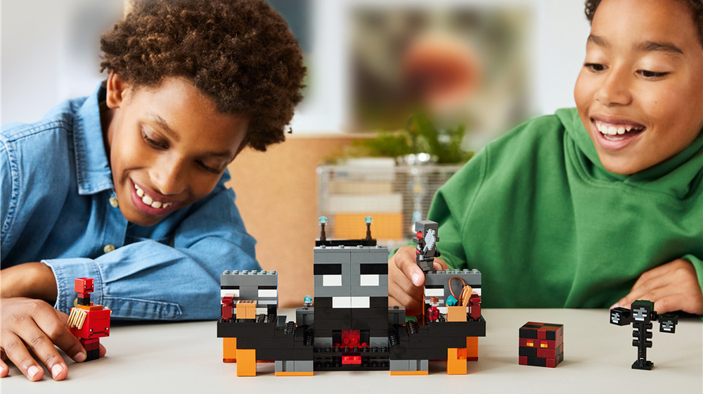 Stavebnica LEGO® Minecraft® 21590 Souboj s Witherem Svätyňa Withera prenesie deti do Netheru a vďaka funkcii explózie premení stavanie na napínavú bitku.
