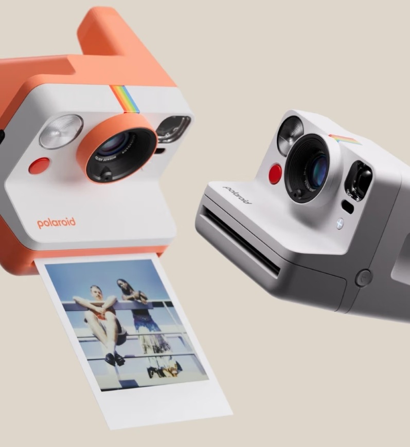 Detail fotoaparátu Polaroid Now Gen 3 s vytlačenou fotografiou