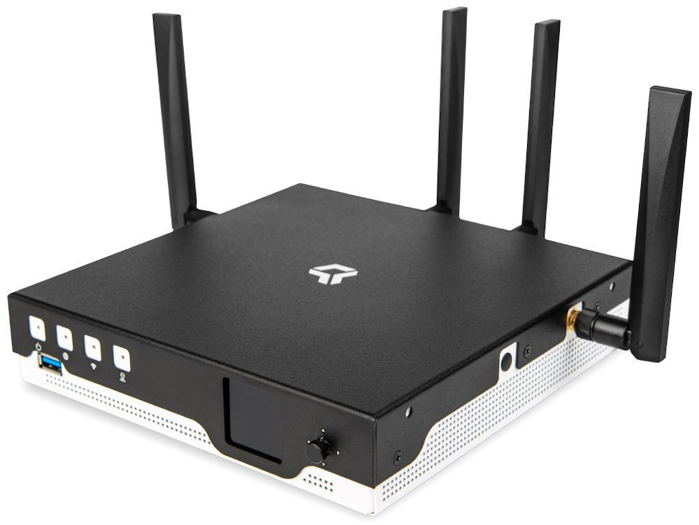 Router CZ.NIC Turris Omnia NG Wi-Fi 7 čierny Na obrázku je router Turris Omnia NG Wi-Fi 7 zachytený šikmo spredu a mierne zhora. Má čierne hranaté telo s bielou spodnou časťou a štyri vysoké antény, dve vzadu a dve po stranách. Na prednej strane sú štyri malé štvorcové kontrolky, vľavo modrý USB port, uprostred tmavý displej a vpravo malý otočný ovládač.