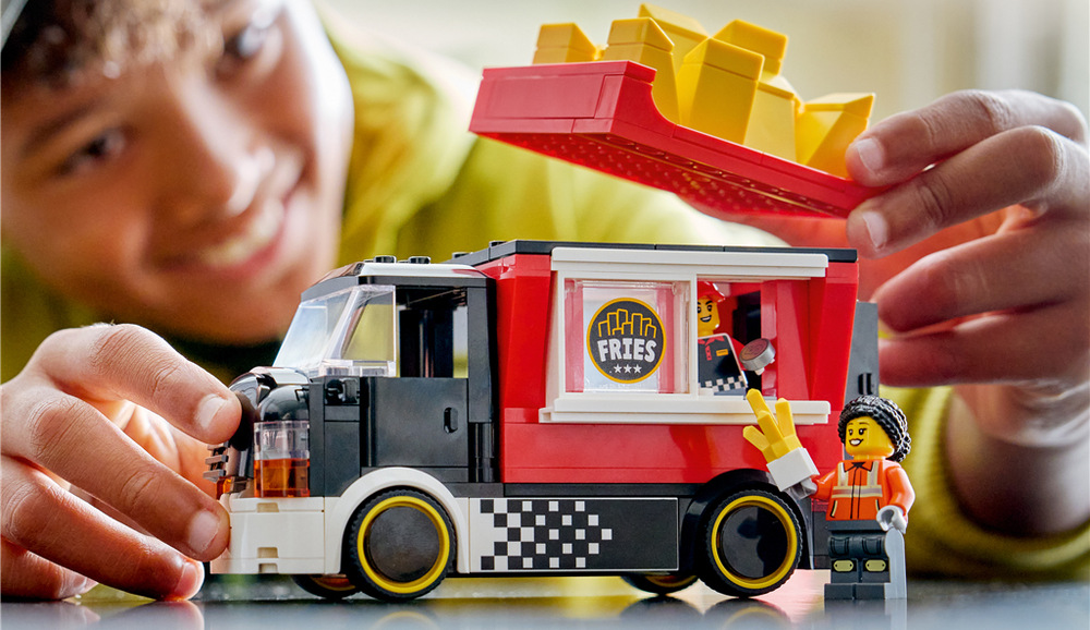 Stavebnica LEGO® City 60488 Pojízdné občerstvení s hranolky Pojazdný stánok s odpojiteľným kioskom umožňuje deťom rozohrávať najrôznejšie situácie z prostredia mesta LEGO City.